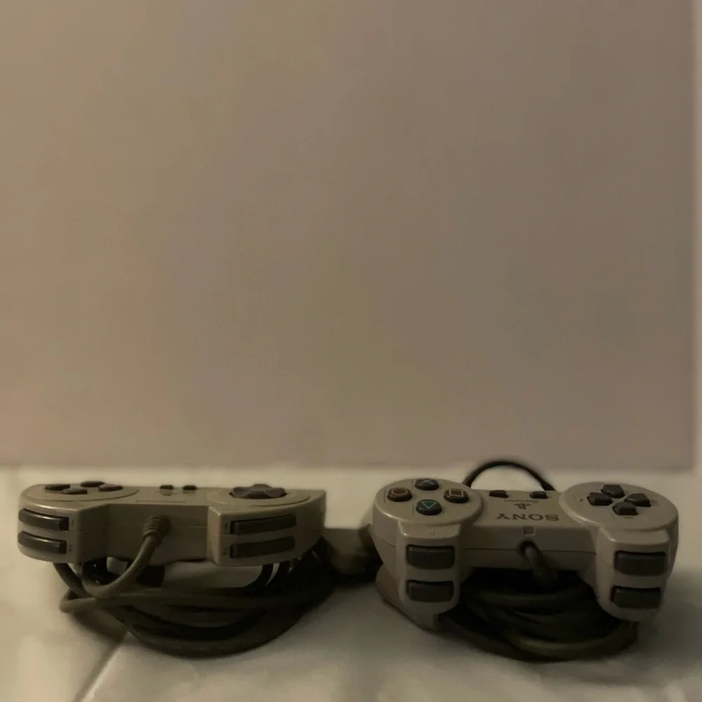 PLAYSTATION 1 WITH TWO CONTROLLERS AND 3 MEMORY STICKS NO CORDS